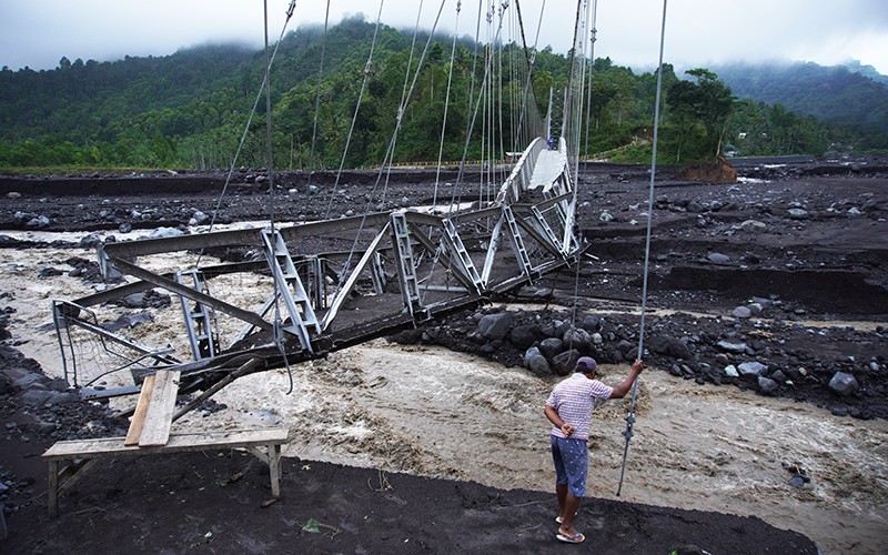 Warga Nekat Lewati Jembatan Gantung Putus Diterjang Banjir Lahar Hujan Gunung Semeru - Bagian 2