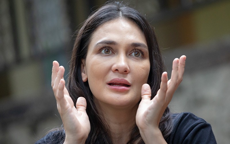 Ekspresi Luna Maya Pemeran Film Suzanna Malam Jumat Kliwon - Bagian 1