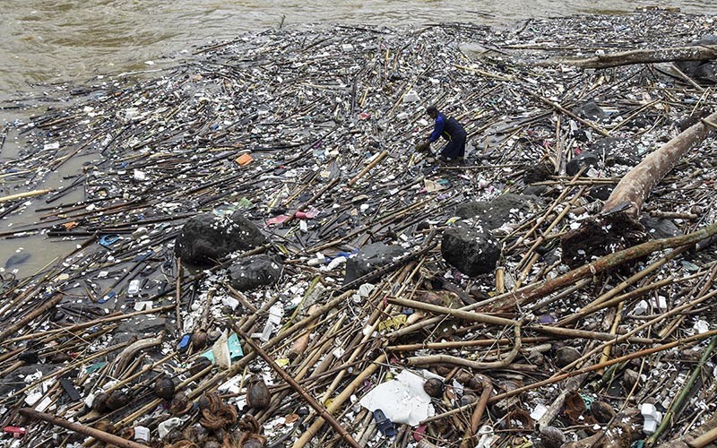 Sampah Dibuang Warga Menumpuk di Sungai Ciwulan - Bagian 2