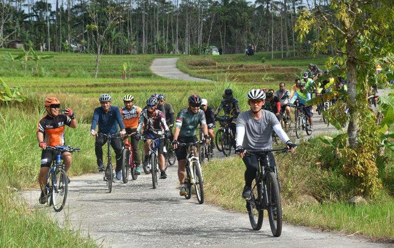  Kasdam IV/Diponegoro Gowes bareng Anggota Susuri Sawah dan Perbukitan di Salatiga