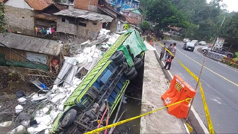 Kecelakaan di Tasikmalaya, Truk Tabrak Rumah lalu Terjun ke Sungai, Sopir Tewas