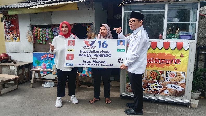 Terpuruk akibat Pandemi, Pemilik Warung Kecil di Bandung Semringah Dibantu Partai Perindo 