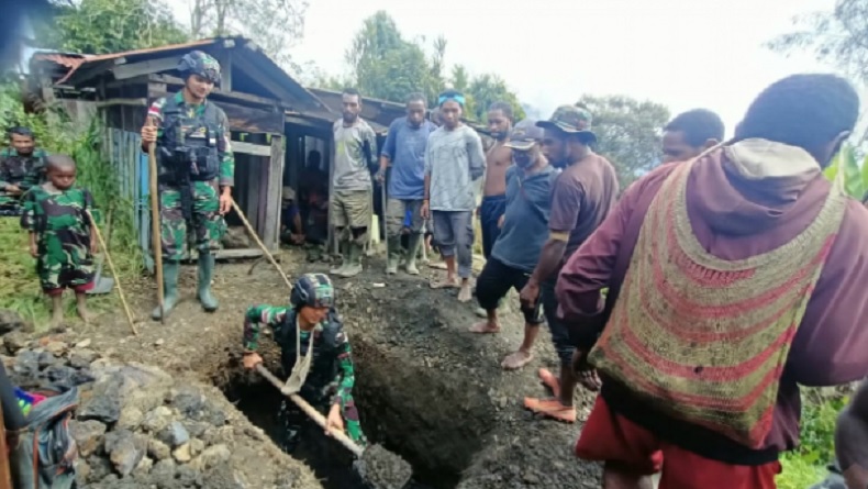 Berbelasungkawa, Satgas Yonif 143/TWEJ Bantu Pemakaman Warga Kampung Abmisibil Papua