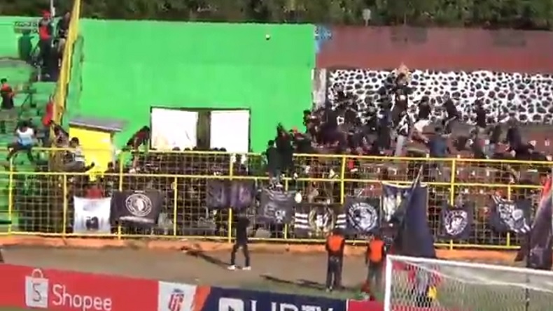 title Laga PSM Makassar Vs Dewa United Ricuh, Suporter Saling Serang Gunakan Batu dan Kayu Laga PSM Makassar Vs Dewa United Ricuh, Suporter Saling Serang Gunakan Batu dan Kayu