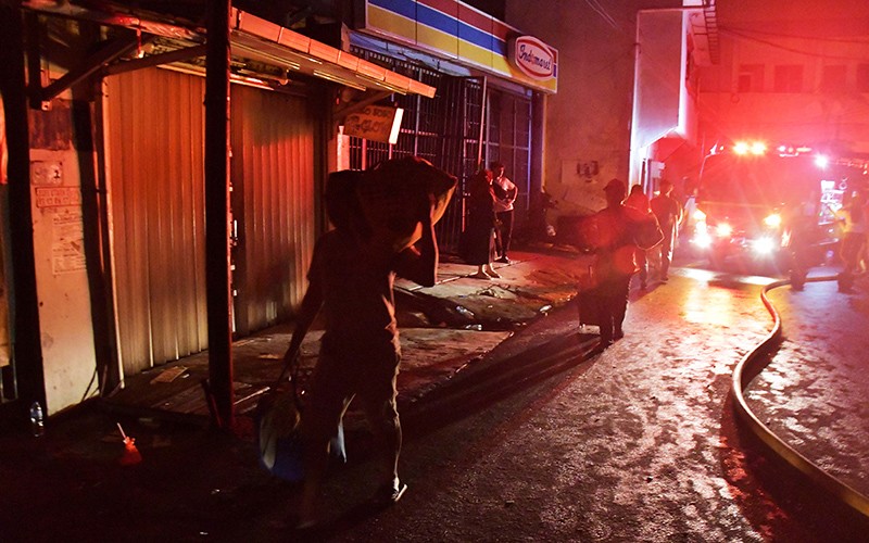 Kebakaran Permukiman Padat di Tambora, 25 Mobil Damkar Dikerahkan - Bagian 2