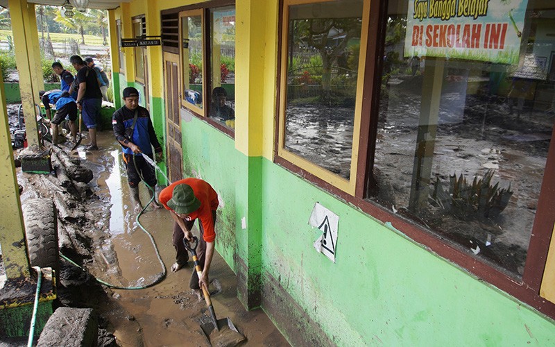 Gotong Royong Bersihkan Sisa Material Lahar Hujan Gunung Semeru - Bagian 1