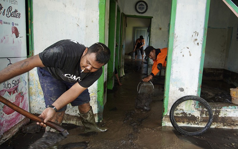 Gotong Royong Bersihkan Sisa Material Lahar Hujan Gunung Semeru - Bagian 2