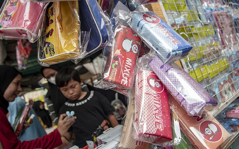 Jelang Tahun Ajaran Baru 2023, Pedagang Perlengkapan Sekolah Diserbu Pembeli - Bagian 3