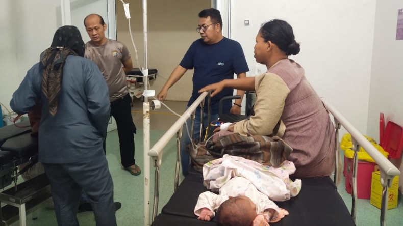 Diturunkan di Tengah Jalan karena Kurang Ongkos, Ibu Gendong Bayi di Padang Lawas Pingsan 