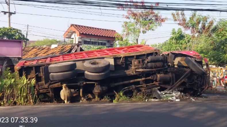 title Kecelakaan Maut Truk Pupuk Terguling Timpa Rumah Warga di Surabaya, 1 Tewas Kecelakaan Maut Truk Pupuk Terguling Timpa Rumah Warga di Surabaya, 1 Tewas