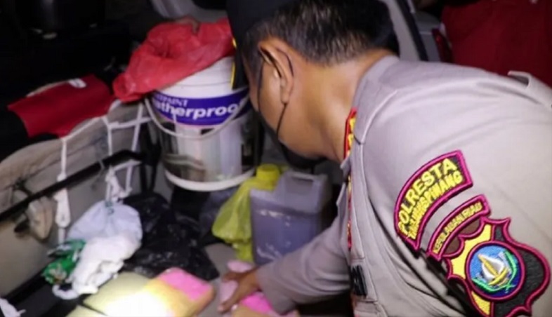 title Polisi Gagalkan Penyelundupan 4 Kg Sabu Asal Malaysia di Kepri, Modus Dihanyutkan di Laut Polisi Gagalkan Penyelundupan 4 Kg Sabu Asal Malaysia di Kepri, Modus Dihanyutkan di Laut