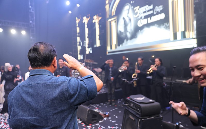 Nikmati Malam Minggu, Prabowo Nonton Konser 3 Dekade Perjalanan Cinta Ari Lasso - Bagian 2