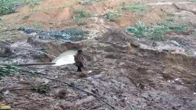 Tebing 100 Meter di Sukanagara Garut Longsor Timbun Persawahan, 1 Orang Hilang