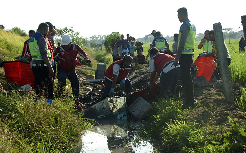 Penampakan Bus Agra Mas Kecelakaan Di Tol Pejagan-Pemalang, 2 Orang ...