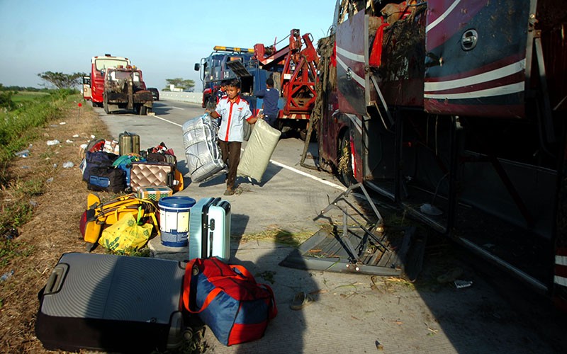 Penampakan Bus Agra Mas Kecelakaan Di Tol Pejagan-Pemalang, 2 Orang ...