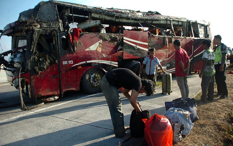 Penampakan Bus Agra Mas Kecelakaan di Tol Pejagan-Pemalang, 2 Orang Meninggal - Bagian 1