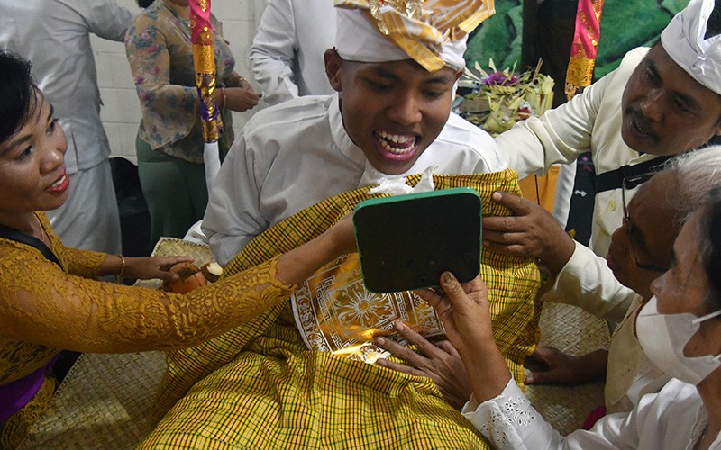 Ngilu, Melihat 70 Remaja Potong Gigi Massal - Bagian 2