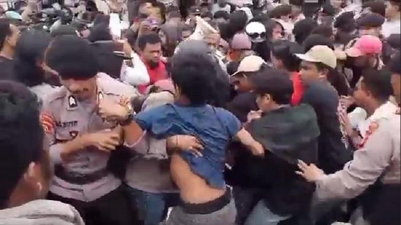 Eksekusi Bangunan di Ternate Ricuh, Pemilik Rumah-Mahasiswa dan Aparat Saling Dorong