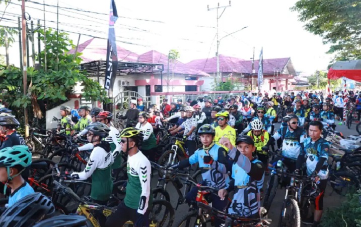 Meriahkan HUT ke-77 Bhayangkara, Ribuan Warga Hulu Sungai Utara Gowes Bersama