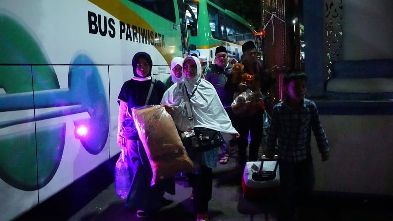 Gelombang Kedua Jemaah Haji Tiba di Garut, Disambut Bahagia Keluarga