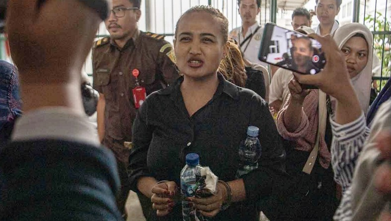 Ditahan, Lina Mukherjee Ngaku Kapok Bikin Konten Makan Babi: Menyesal ...