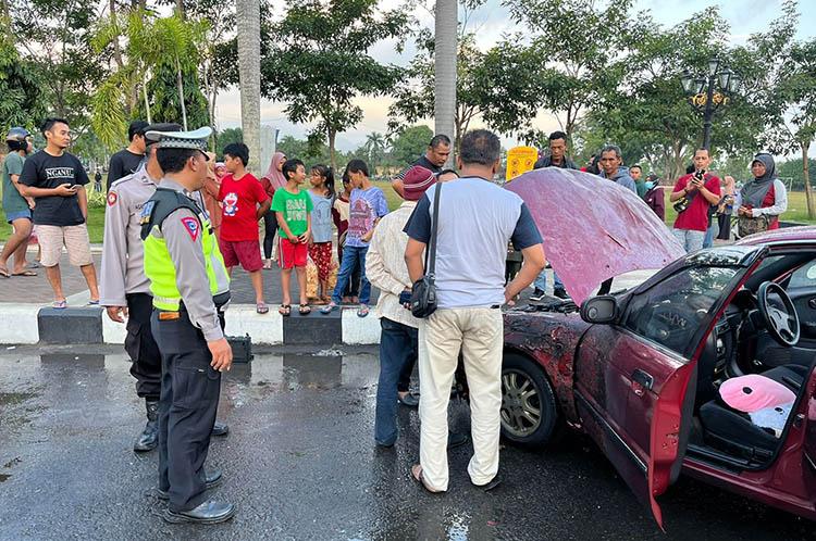 Korsleting Listrik, Mobil Terbakar di Alun-alun Purworejo