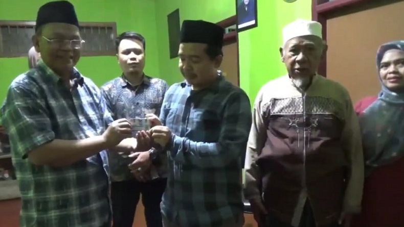 Kunjungi Ponpes Sirojul Huda Bandung, Abdul Khaliq Serahkan KTA Partai Perindo dan Bahas Pemilu 2024