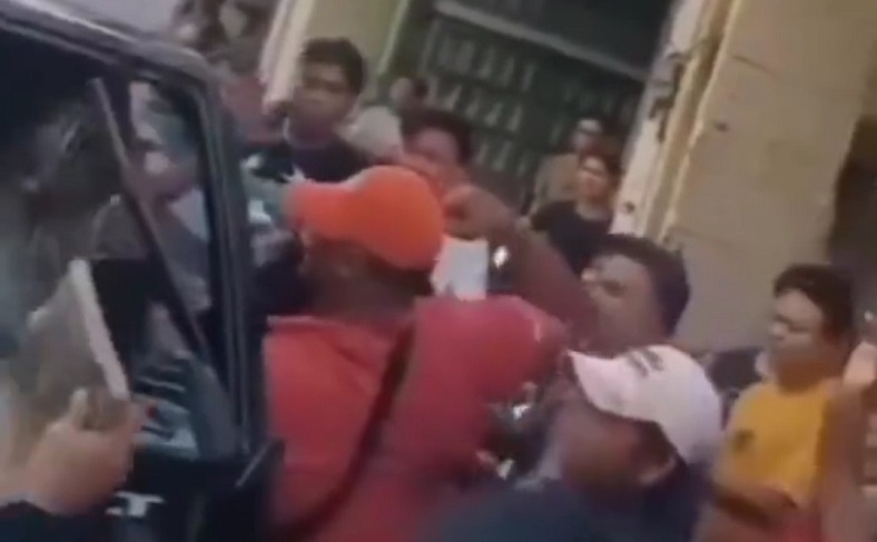 Viral Warga Surabaya Hajar Sopir Mobil Boks gegara Tabrak Pengantar Jenazah 