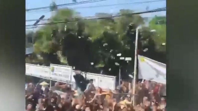 Viral Juragan Batik Pekalongan Tebar Uang Rp35 Juta saat Syukuran, Warga Berebut