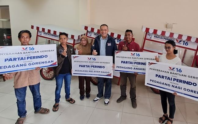 Kata Pedagang Soto usai Terima Gerobak: Jangan Ragukan Hati Kami ke Partai Perindo