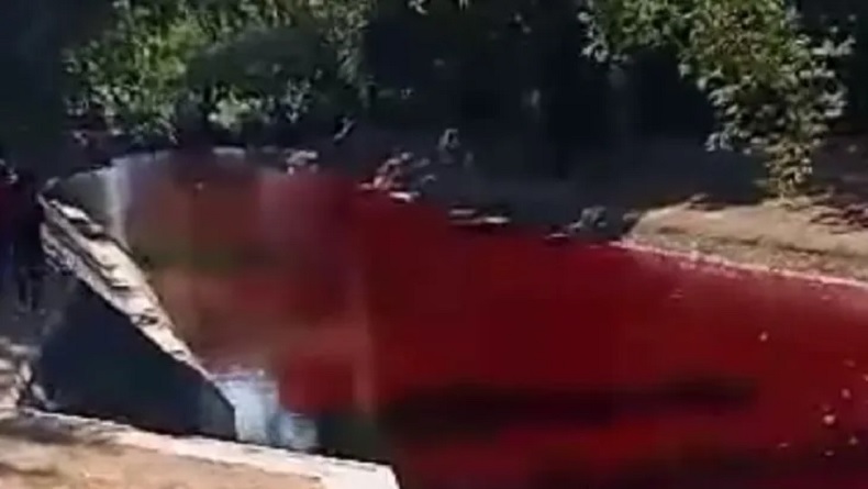 Geger Air Sungai di Pamekasan Berwarna Merah Diduga Tercemar Limbah, Polisi Turun Tangan