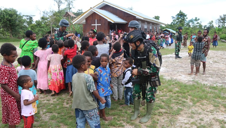 Potret Keceriaan Anak-anak Nduga Berebut Permen dari Prajurit Pandawa Kostrad