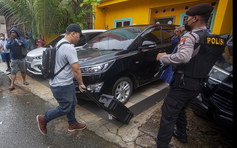 KPK Geledah PT BBM terkait Mantan Pejabat Bea Cukai, Penyidik Bawa Koper Isi Barbuk - Bagian 2