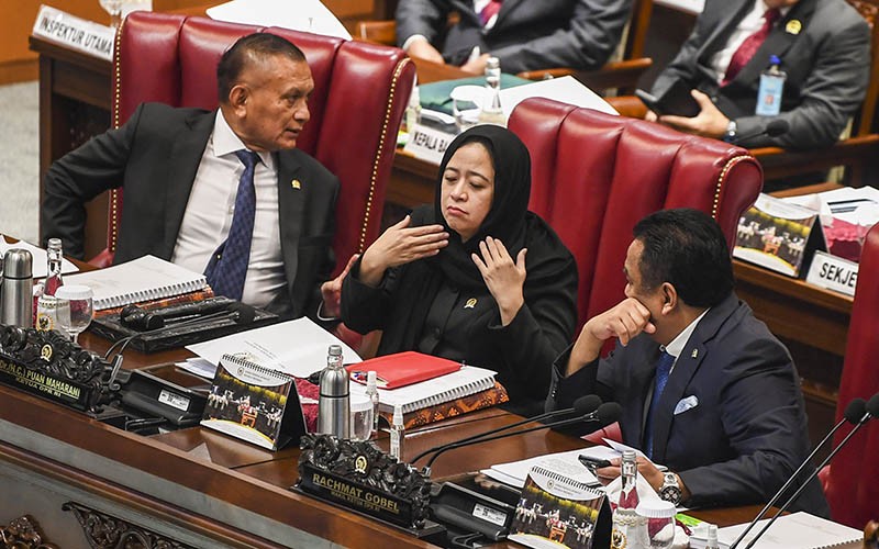 Pakai Kerudung Hitam, Puan Maharani Pimpin Rapat Paripurna ke-29 - Bagian 1