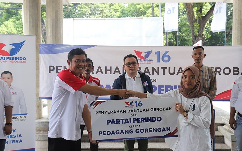 Partai Perindo Kembali Serahkan Gerobak UMKM, Kali Ini 4 Unit untuk Pedagang - Bagian 3