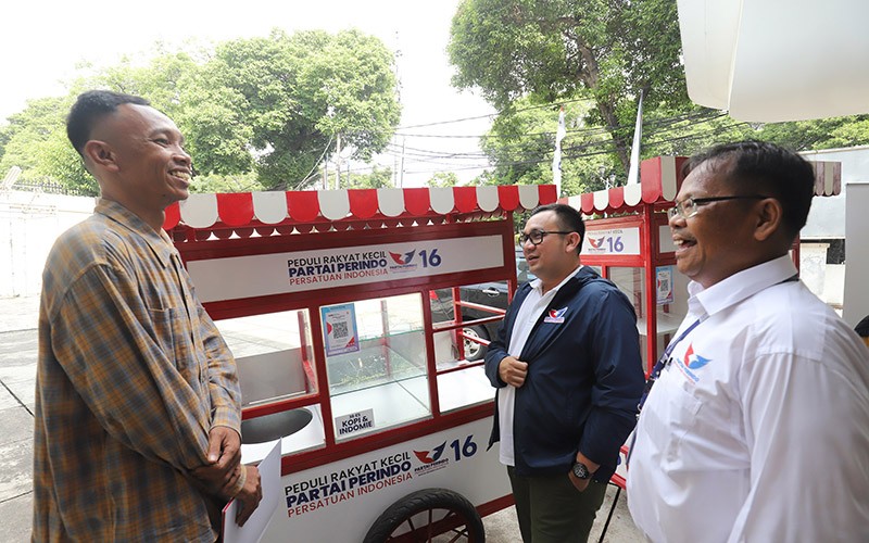 Partai Perindo Kembali Serahkan Gerobak UMKM, Kali Ini 4 Unit untuk Pedagang - Bagian 2