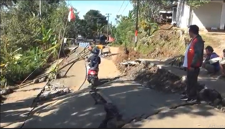 Jalan Utama Ambles 25 Meter, 3 Desa Di Tirtoyudo Malang Terancam Terisolasi