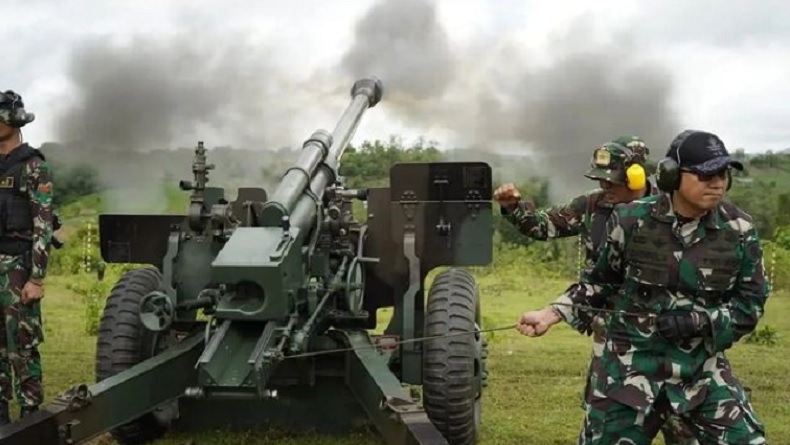 Pangdivif 3 Kostrad Mayjen Choirul Anam Tembakkan Meriam 105 KH-178