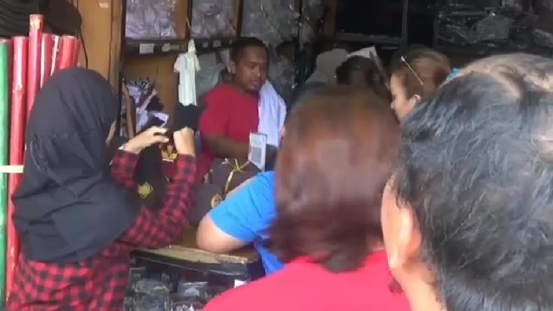 title Warga Serbu Toko Seragam Sekolah di Purwakarta, Tak Terpengaruh meski Harga Naik Warga Serbu Toko Seragam Sekolah di Purwakarta, Tak Terpengaruh meski Harga Naik