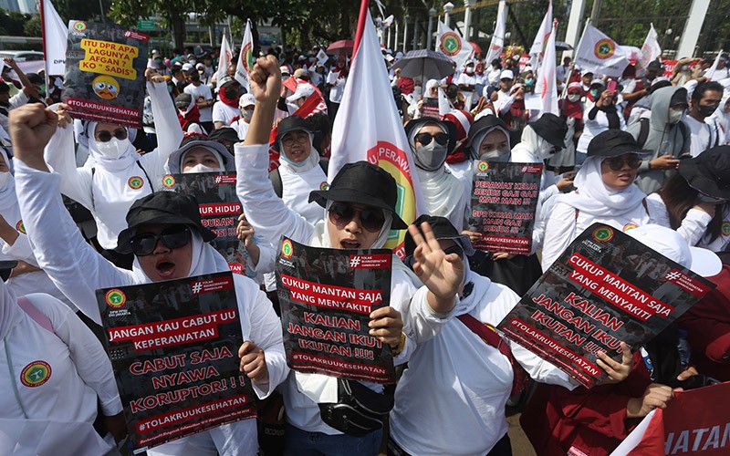 Aksi Tenaga Medis Tuntut DPR Tunda Pembahasan RUU Kesehatan Omnibus Law - Bagian 3