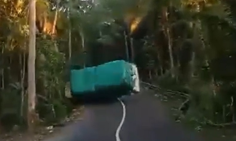 Detik-Detik Truk Serbuk Sengon di Pacitan Terguling gegara Tersesat Ikut Google Maps