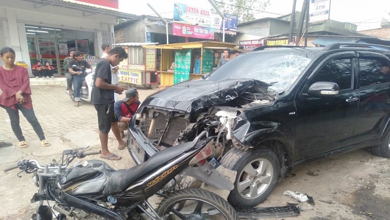 Viral Mobil Dinas Pemkab Way Kanan Kecelakaan dengan Pengendara Motor