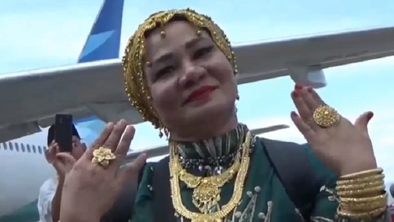 Waduh Hajah Glamor Pamer Emas 100 Gram usai Haji Ternyata Pakai Perhiasan Imitasi