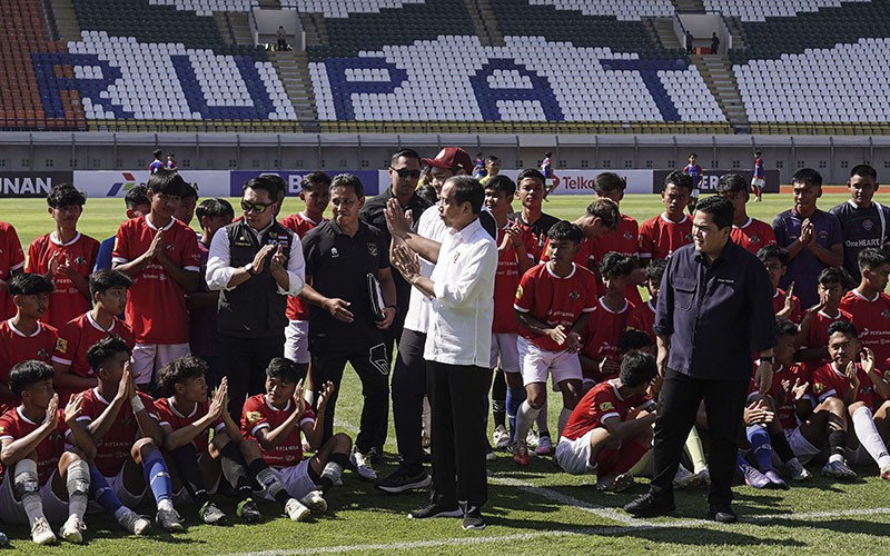 Jokowi Cek Renovasi Stadion Si Jalak Harupat dan Seleksi Timnas U-17 - Bagian 1