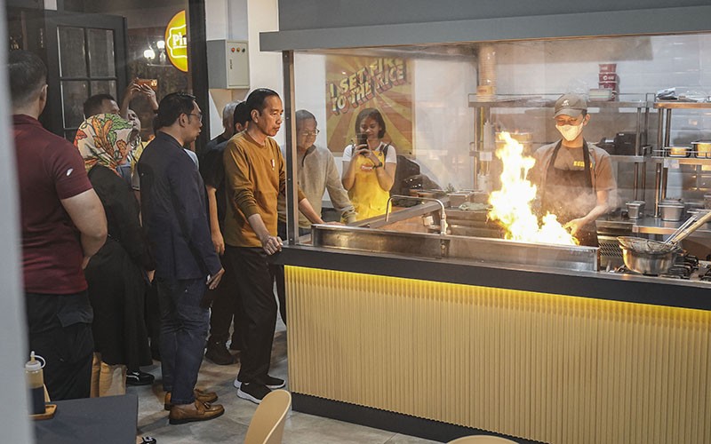 Presiden Jokowi Kunjungi Pasar Kreatif di Bandung pada Malam Hari - Bagian 1