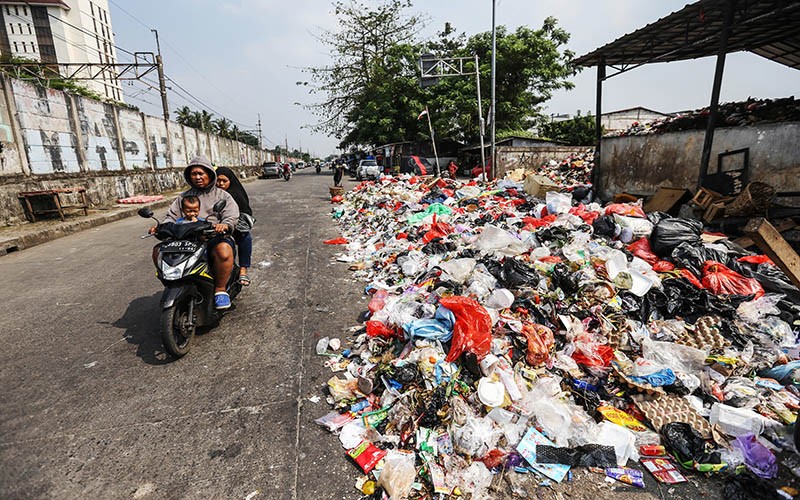 Pemandangan Jalanan Kota Depok Dipenuhi Tumpukan Sampah Meluber - Bagian 3