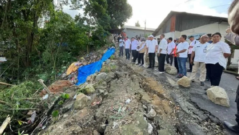 Hujan dan Angin Kencang Tumbangkan Pepohonan di Ambon, Rumah Terendam Banjir