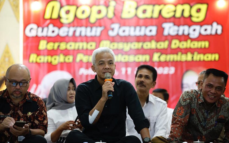 Begini Cara Ganjar Serap Aspirasi Warga Jateng: Lesehan Sambil Ngopi Bareng - Bagian 4