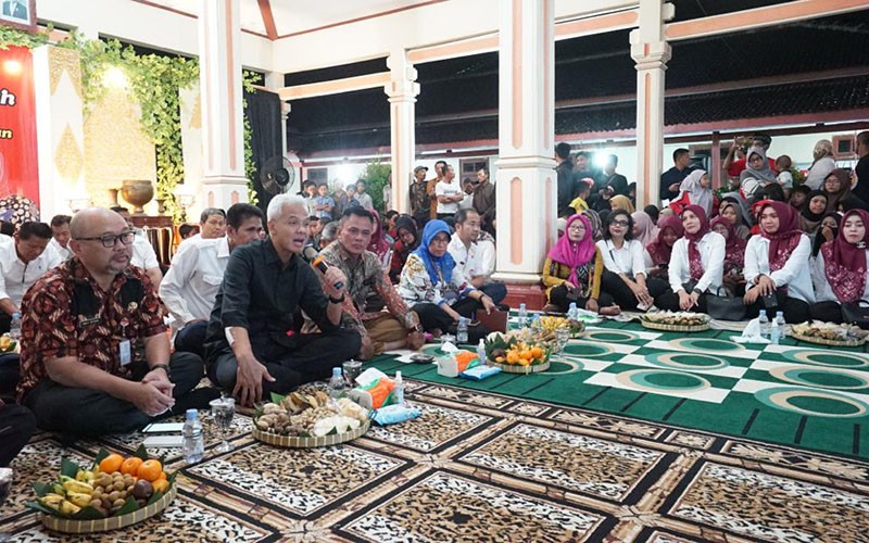 Begini Cara Ganjar Serap Aspirasi Warga Jateng: Lesehan Sambil Ngopi Bareng - Bagian 2