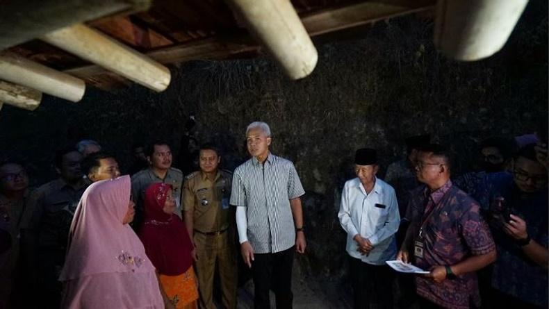 Ganjar Pranowo Jalan Kaki hingga Pelosok Desa di Sukoharjo, Serahkan Bantuan RTLH